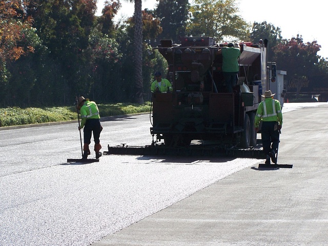 Slurry Seal - технология нанесения покрытия из битумной суспензии (как с полимерной модификацией, так и без неё) на существующий асфальт